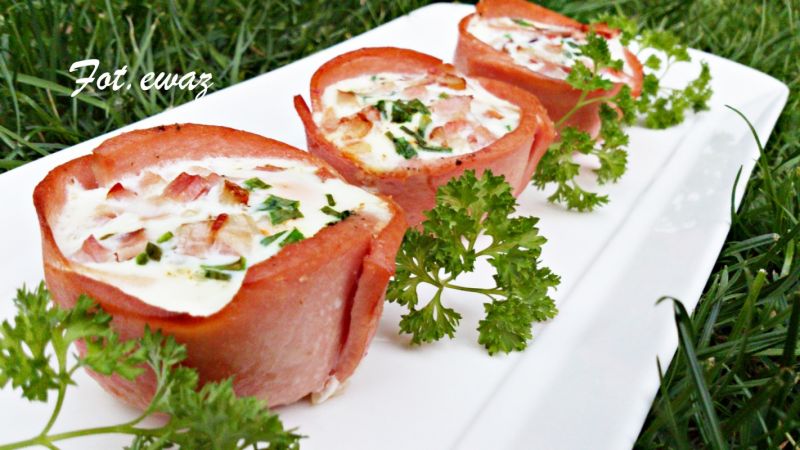 Jajka w mortadelowych koszyczkach