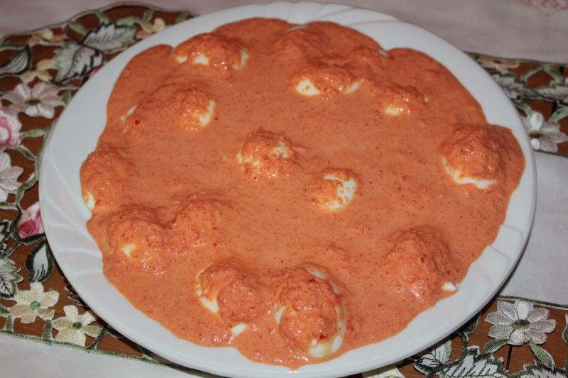 Jajka w paprykowym sosie  Jajka w paprykowym sosie