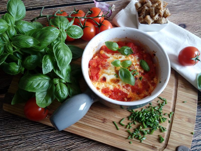 Jajka w pomidorach z bazylią 