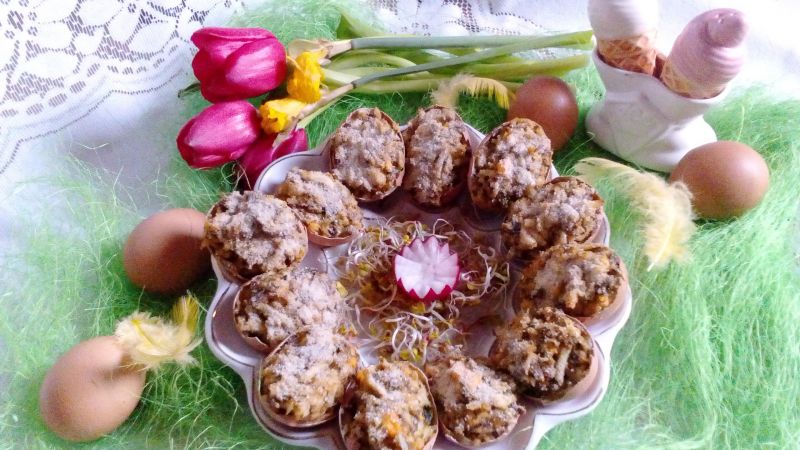 Jajka w skorupce faszerowane pieczarkami zapiekane Jajka w skorupce faszerowane pieczarkami zapiekane