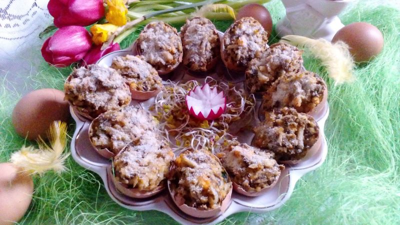 Jajka w skorupce faszerowane pieczarkami zapiekane Jajka w skorupce faszerowane pieczarkami zapiekane