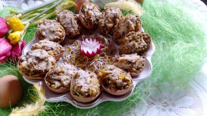 Jajka w skorupce faszerowane pieczarkami zapiekane Jajka w skorupce faszerowane pieczarkami zapiekane