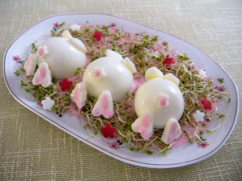 Jajka w sosie buraczkowym z kiełkami brokułu