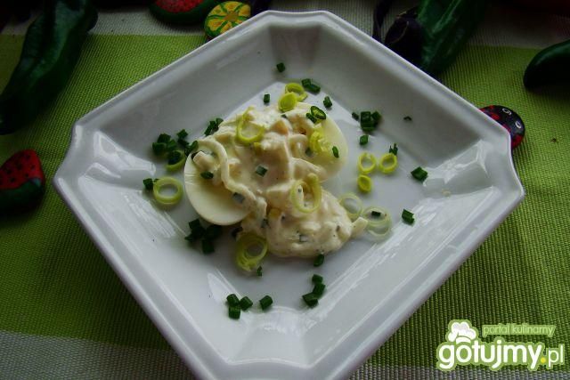 Jajka w sosie cebulowo-porowym 