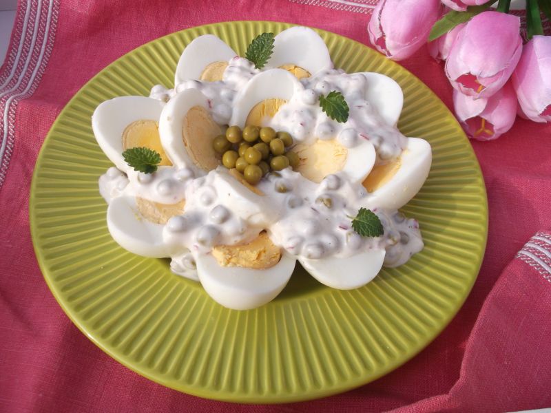 Jajka w sosie groszkowo-rzodkiewkowym