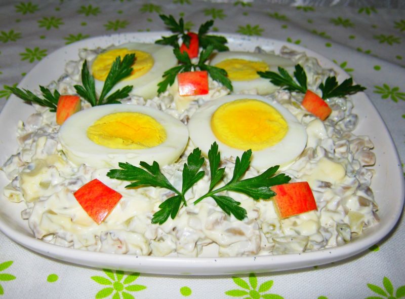 Jajka w sosie majonezowym z ogórkiem i pieczarkami Jajka w sosie majonezowym z ogórkiem i pieczarkami