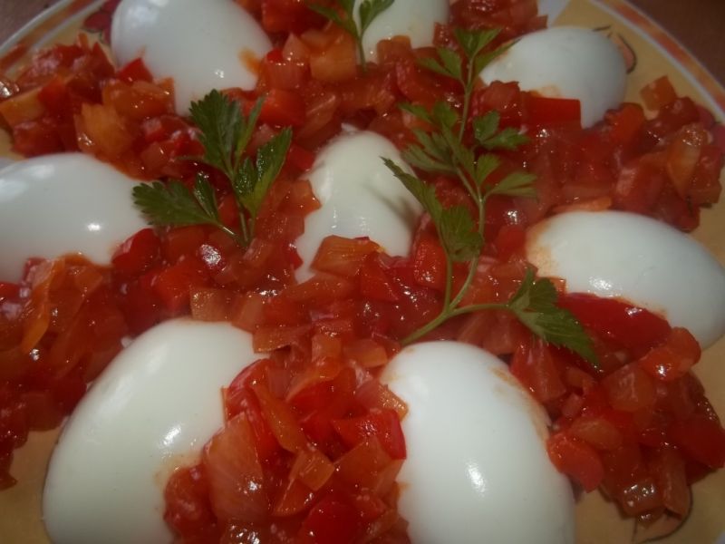 Jajka w sosie paprykowym