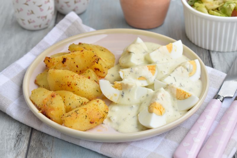 Jajka w sosie z obsmażanymi ziemniakami