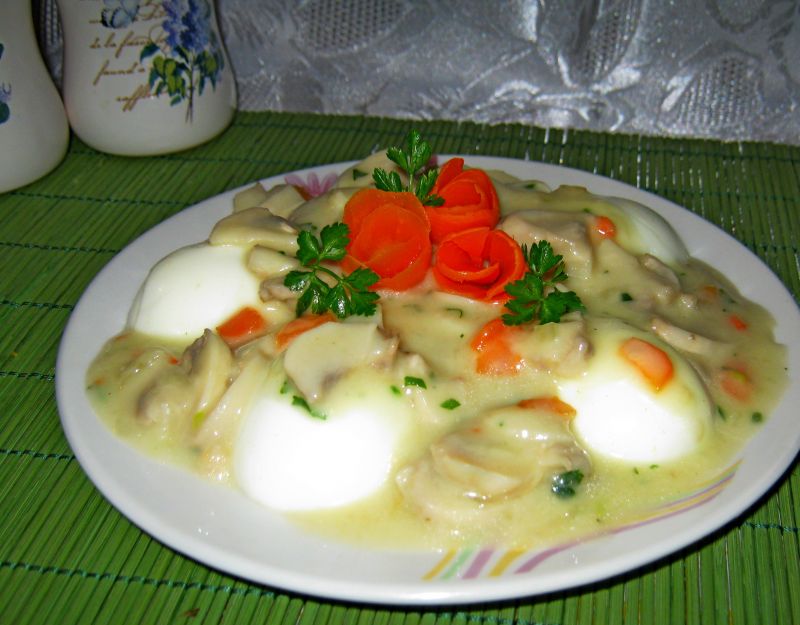 Jajka w sosie z pieczarkami