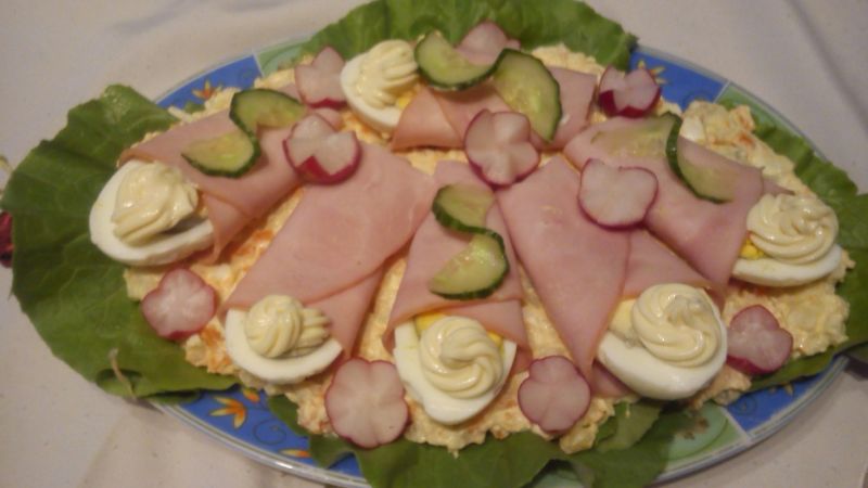 Jajka w szynce na sałatce Jajka w szynce na sałatce