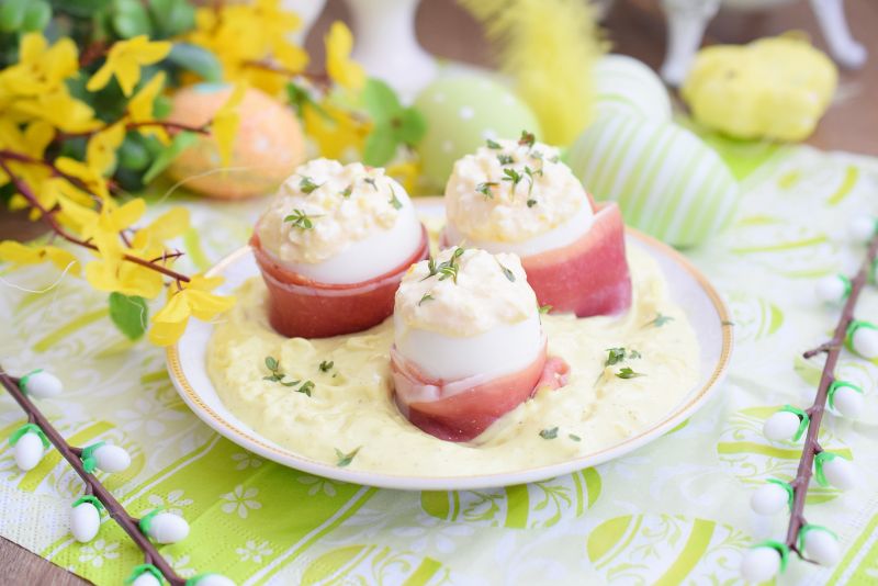 Jajka w szynce parmeńskiej i sosie chrzanowym  Jajka w szynce parmeńskiej i sosie chrzanowym