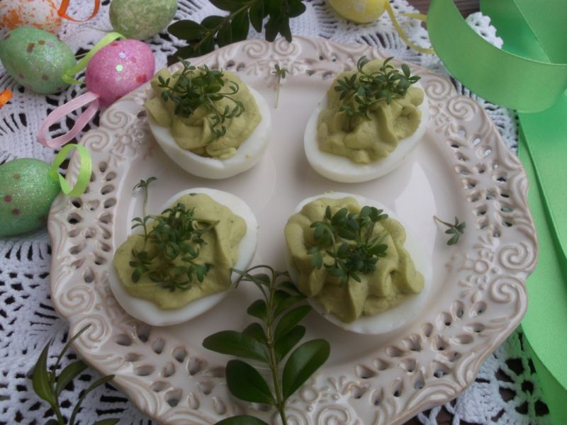 Jajka z awokado i rzeżuchą