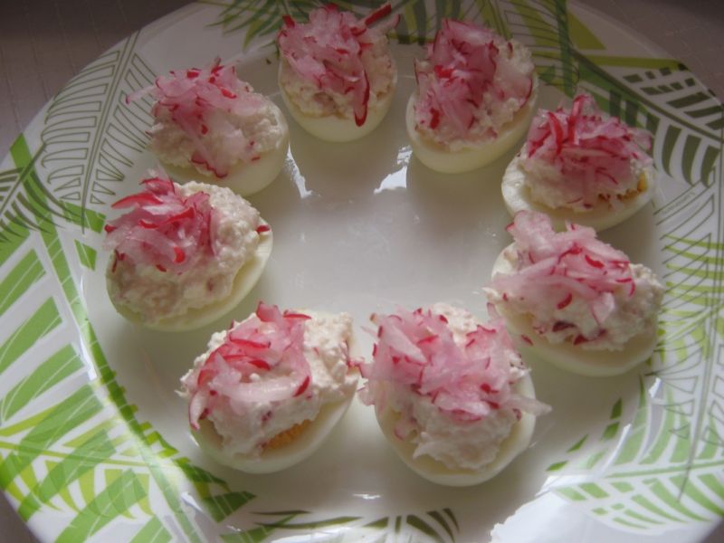 Jajka z białym serem i rzodkiewką