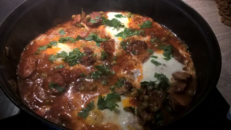 Jajka z duszonymi warzywami i kiełbasą