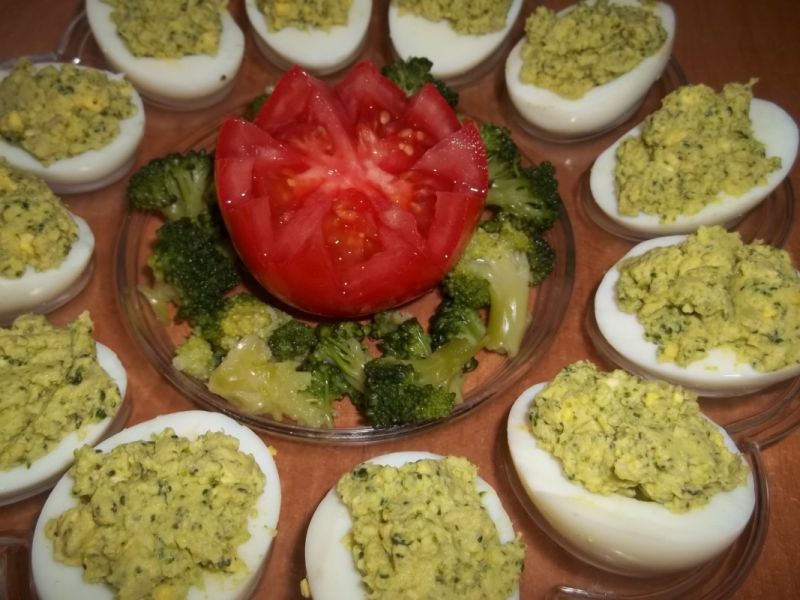 Jajka z farszem brokułowym