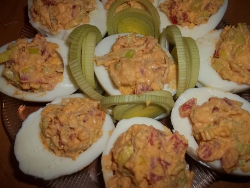 Jajka z farszem porowo - paprykowym