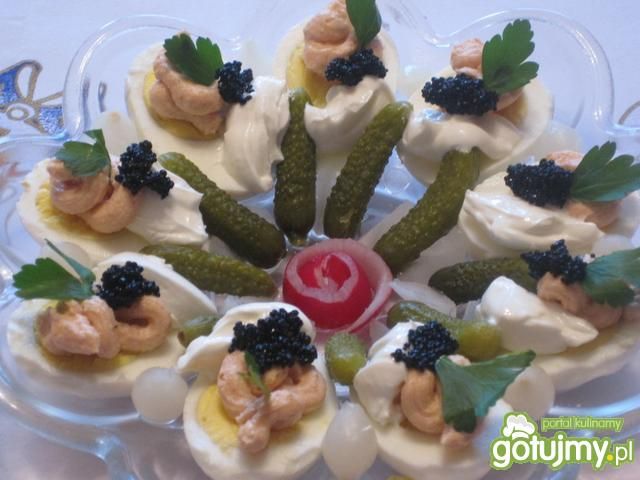 Jajka z farszem z łososiowej pasty