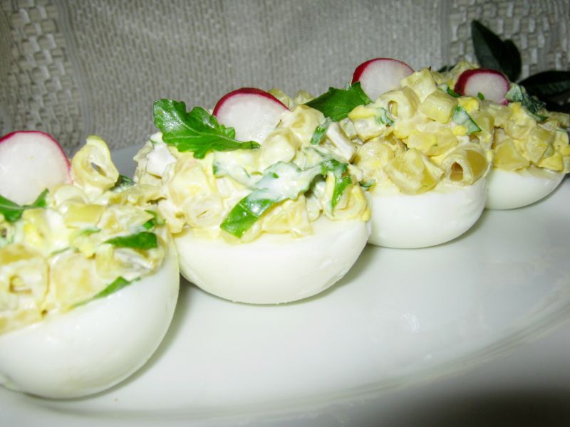 Jajka z fasolkowym farszem i z rukolą