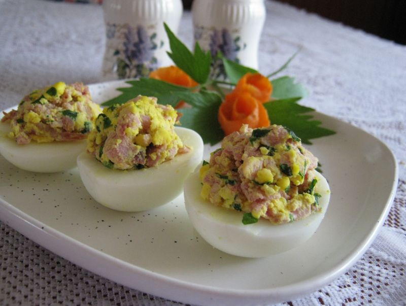 Jajka z gotowaną szynką