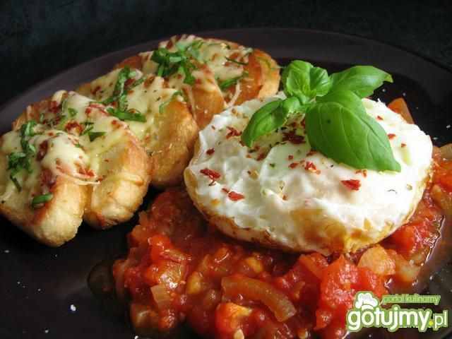 Jajka z grzankami i pomidorami