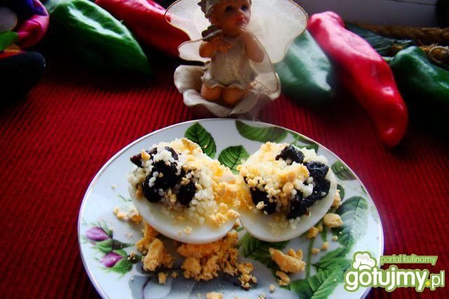 Jajka z kuskusem i śliwką 