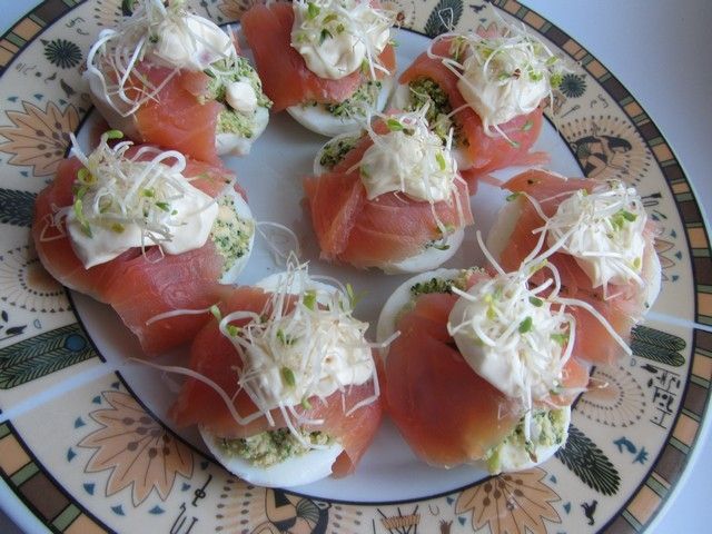 Jajka z łososiem i brokułem Jajka z łososiem i brokułem