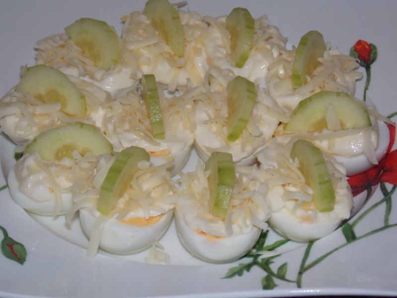 Jajka z majonezem, serem i ogórkiem  Jajka z majonezem, serem i ogórkiem