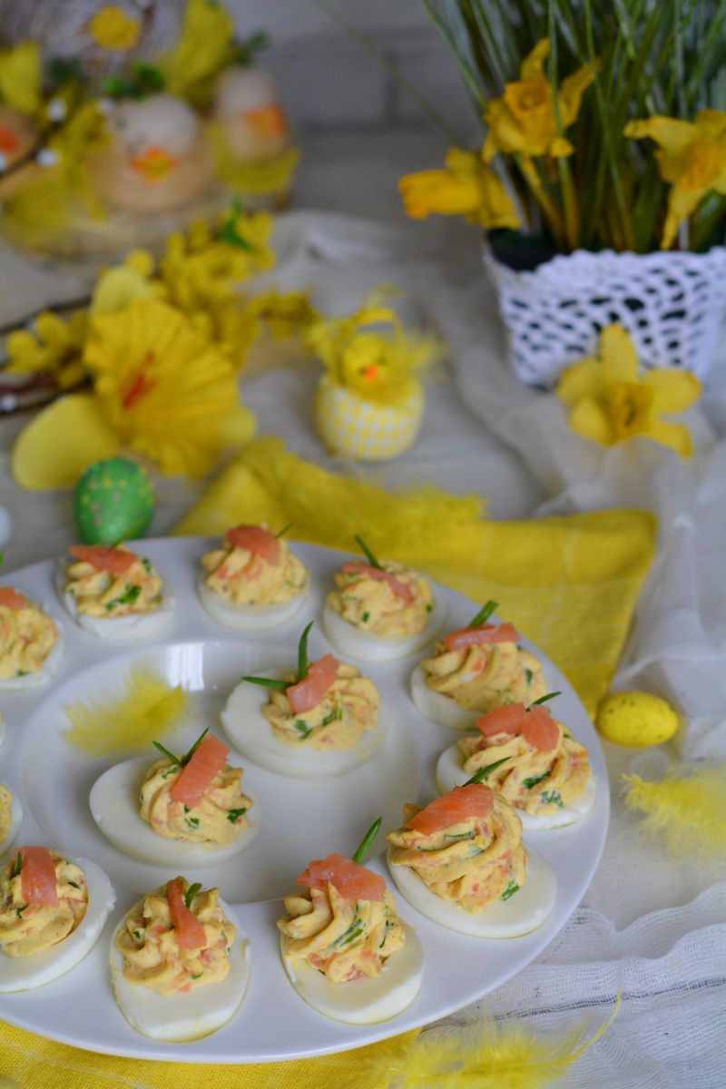 Jajka z nutą chrzanu faszerowane łososiem Jajka z nutą chrzanu faszerowane łososiem