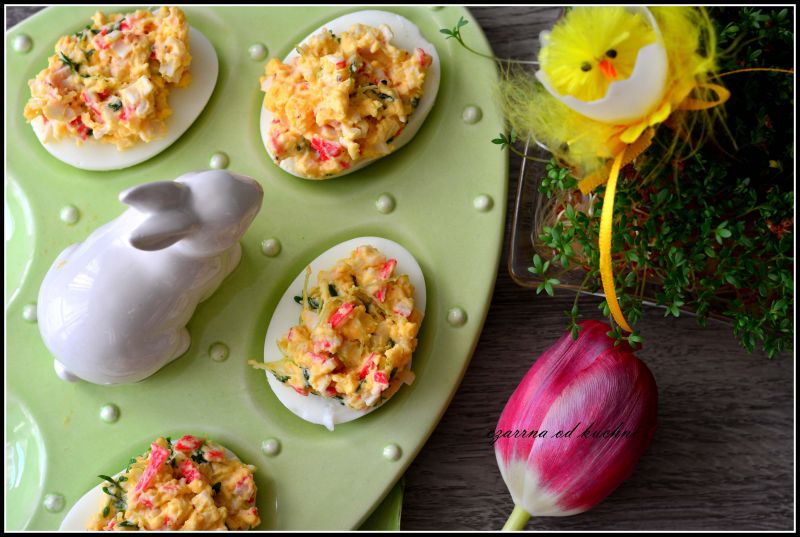 Jajka z paluszkami surimi Jajka z paluszkami surimi