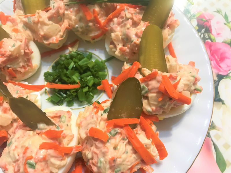 Jajka z pastą serowo-cebulową i ogórkiem Jajka z pastą serowo-cebulową i ogórkiem