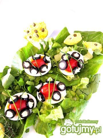 Jajka z pomidorkami i oliwkami Jajka z pomidorkami i oliwkami