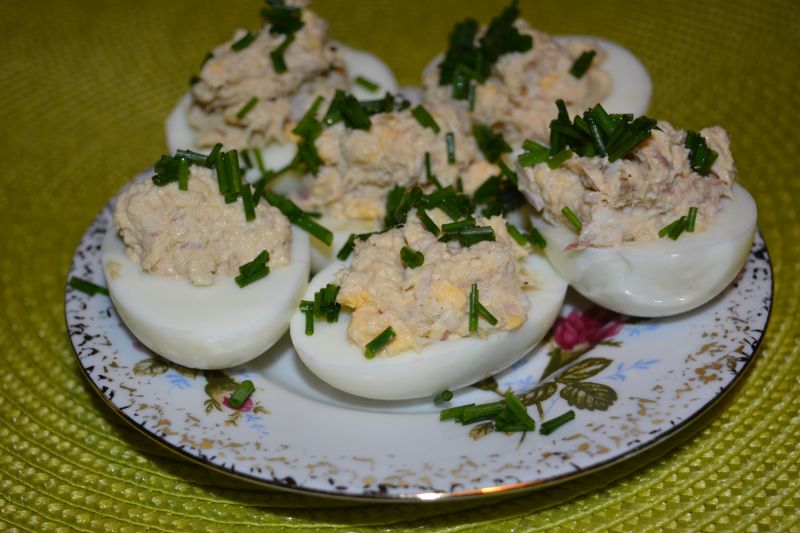 Jajka z rybą wędzoną i czerwoną cebulą Jajka z rybą wędzoną i czerwoną cebulą