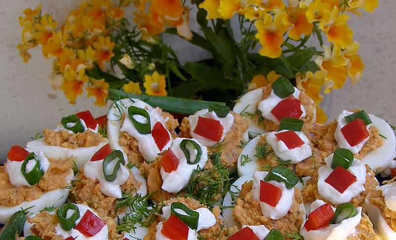 Jajka z rybką w pomidorach Jajka z rybką w pomidorach