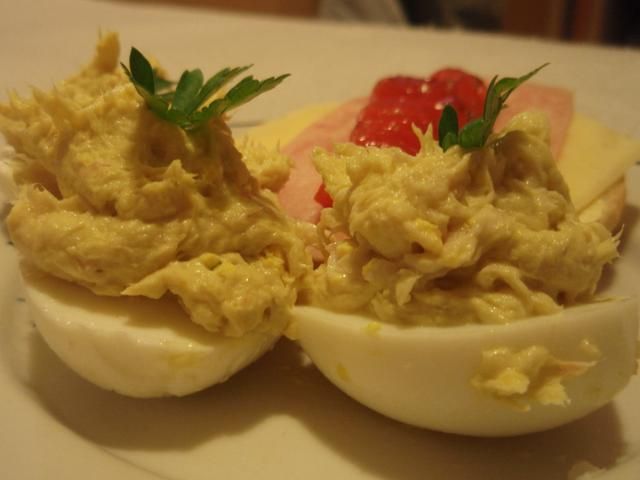 Jajka z rybną pastą.