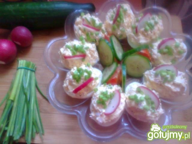 Jajka z rzodkiewkowo-serowym farszem 