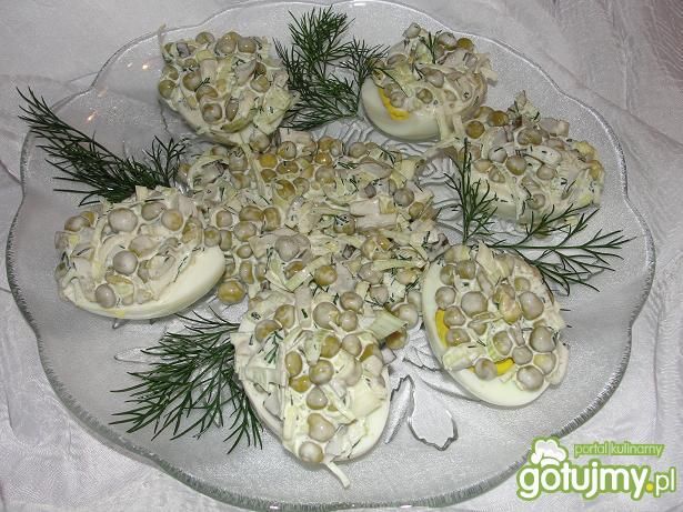 Jajka z sałatką groszkową 