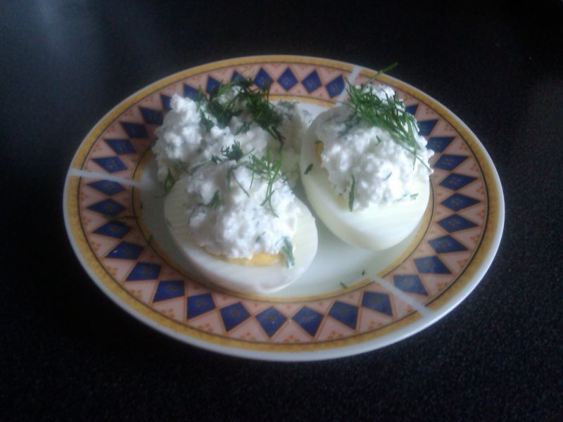 Jajka z serową pastą z nutą koperku 