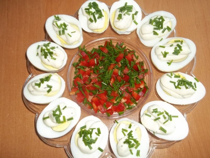 Jajka z sosem majonezowo-czosnkowym Jajka z sosem majonezowo-czosnkowym