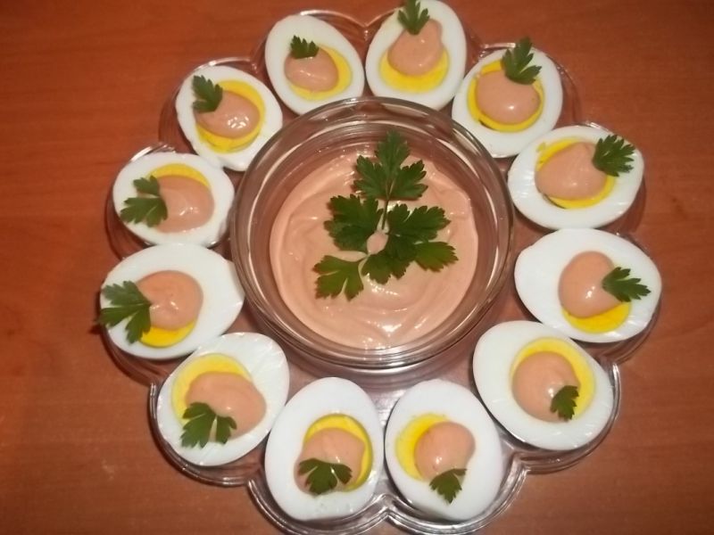 Jajka z sosem majonezowo - ketchupowym Jajka z sosem majonezowo - ketchupowym