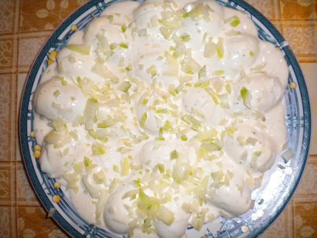 Jajka z sosem majonezowym i cebulką Jajka z sosem majonezowym i cebulką