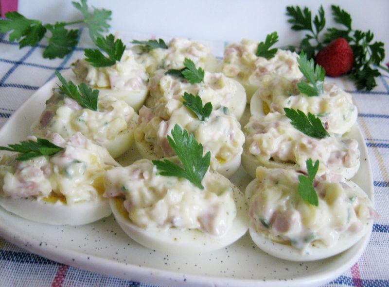 Jajka z sosem majonezowym z dodatkami Jajka z sosem majonezowym z dodatkami