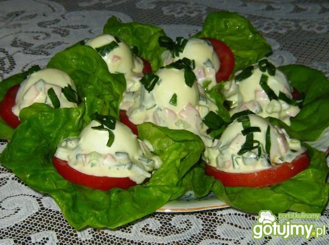 Jajka z sosem na sałacie Jajka z sosem na sałacie