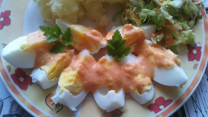 Jajka z sosem pomidorowo - serowym Jajka z sosem pomidorowo - serowym