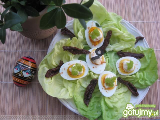 Jajka z suszonymi pomidorami ma sałacie