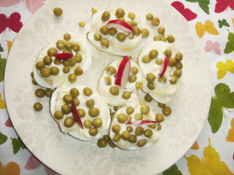 Jajka z szynką, groszkiem i rzodkiewką Jajka z szynką, groszkiem i rzodkiewką