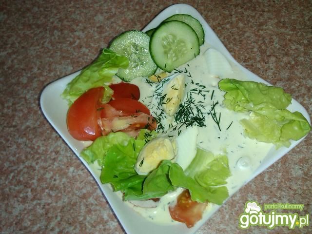 Jajka z warzywami w sosie koperkowym