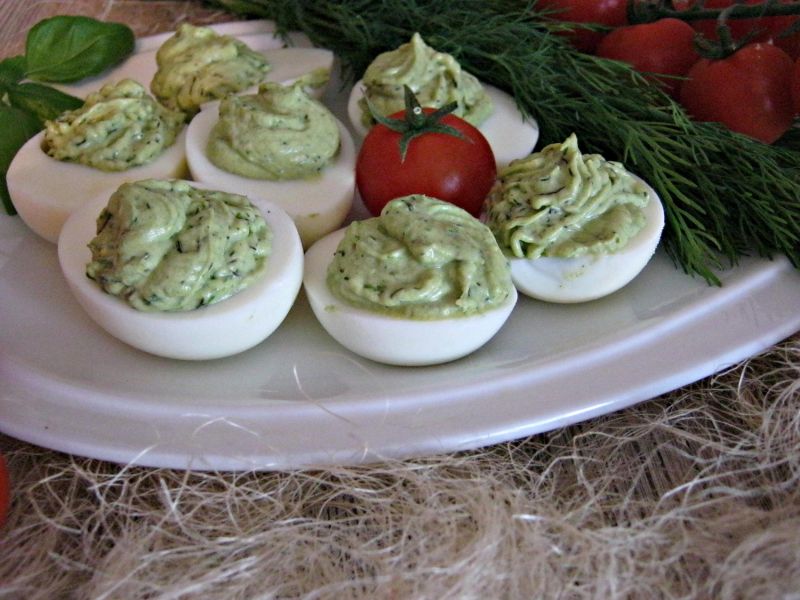 Jajka z zieloną pastą