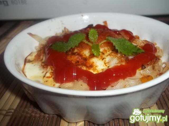 Jajka zapiekane na makaronie