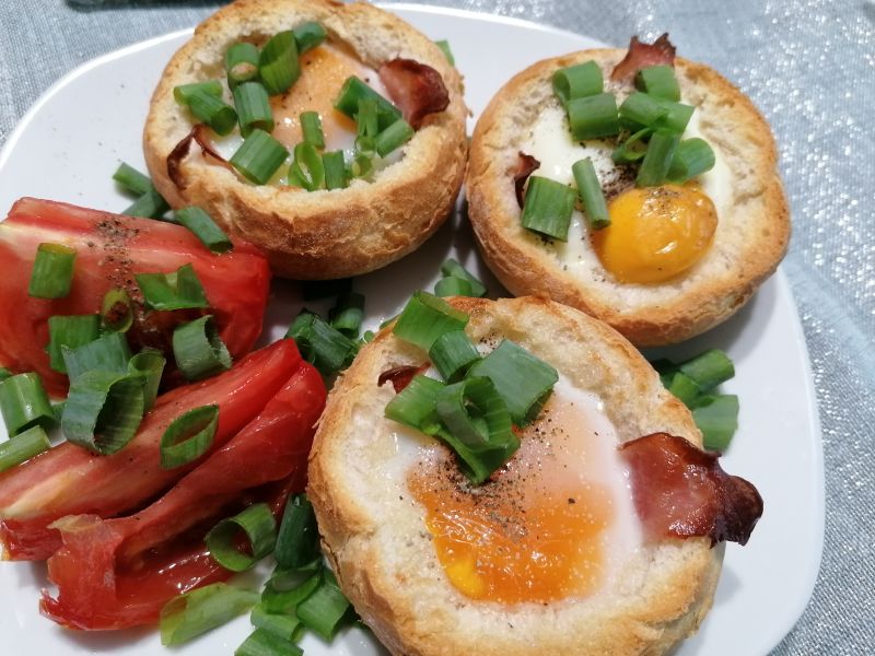 Jajka zapiekane w bułce