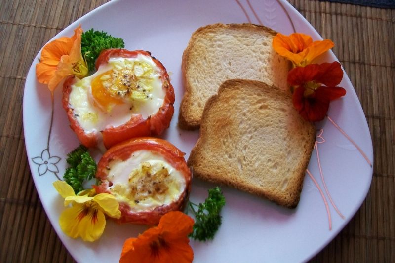 Jajka zapiekane w pomidorach